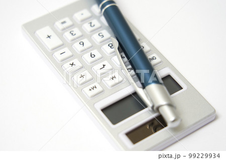 電卓とペン 白背景 (見積もり・費用・生活費・経理・会計イメージ) 電卓とペン 白背景 (見積もり・費用・生活費・経理・会計イメージ) 99229934