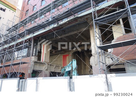 ビル解体工事現場　ビル取り壊し工事中 99230024