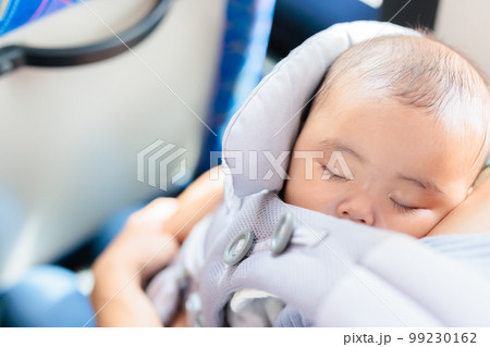 赤ちゃんの移動 バスで眠る赤ちゃん 赤ちゃんの移動 バスで眠る赤ちゃん 99230162