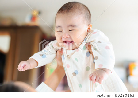 たかいたかい 笑顔の赤ちゃん たかいたかい 笑顔の赤ちゃん 99230163