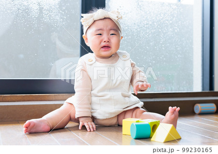 雨の日の赤ちゃん　泣く 99230165