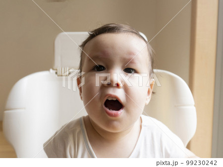 怒って何かを要求する2歳の男の子 怒って何かを要求する2歳の男の子 99230242