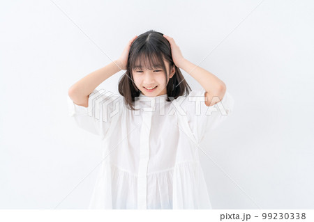 小学生　女の子　困る 99230338