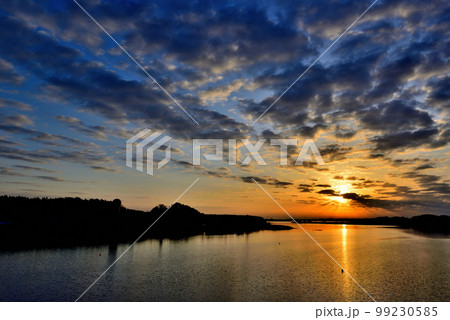 千葉県 手賀大橋から観る手賀沼の朝焼けの風景 千葉県 手賀大橋から観る手賀沼の朝焼けの風景 99230585