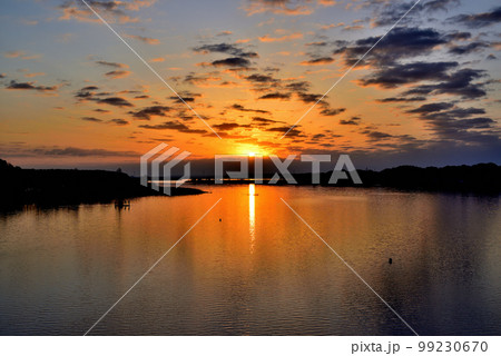 千葉県 手賀大橋から観る手賀沼の朝焼けの風景 千葉県 手賀大橋から観る手賀沼の朝焼けの風景 99230670