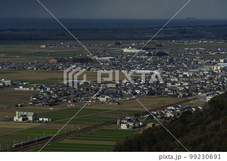 琵琶湖を背景に走る221系普通列車(東海道本線 安土-能登川,2023年2月) 琵琶湖を背景に走る221系普通列車(東海道本線 安土-能登川,2023年2月) 99230691