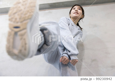 ダンススタジオで踊る若い女性 ダンス ヒップホップイメージ ダンススタジオで踊る若い女性 ダンス ヒップホップイメージ 99230942