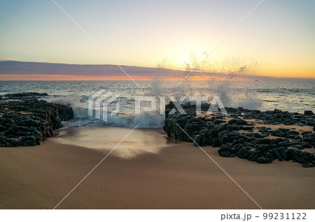 美しい浜辺で見た砕け波 美しい浜辺で見た砕け波 99231122