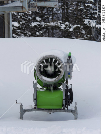 スキー場に設置された人工降雪機 スキー場に設置された人工降雪機 99231137