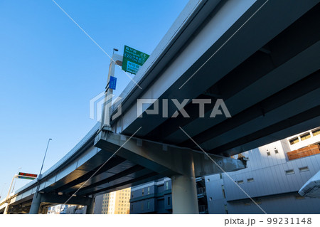 常盤橋付近を走る首都高速都心環状線 青空の背景 2023.01 常盤橋付近を走る首都高速都心環状線 青空の背景 2023.01 99231148