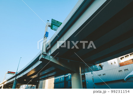 常盤橋付近を走る首都高速都心環状線 青空の背景 2023.01 フィルム調 常盤橋付近を走る首都高速都心環状線 青空の背景 2023.01 フィルム調 99231154