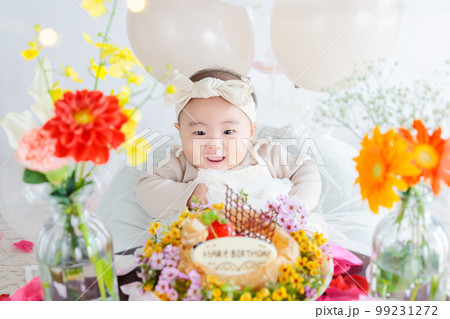 ハーフバースデー　生後6ヶ月の赤ちゃん 99231272