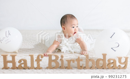 ハーフバースデー 生後6ヶ月の赤ちゃん ハーフバースデー 生後6ヶ月の赤ちゃん 99231275