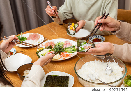 手巻き寿司を作る家族 99231545