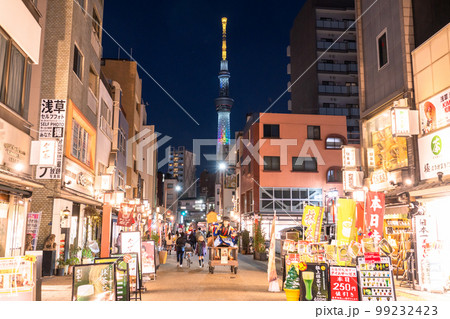 《東京都》夜の浅草・賑わう歓楽街 99232423