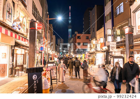 《東京都》夜の浅草・賑わう歓楽街 99232424