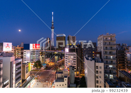 《東京都》夜の浅草・スカイツリーをのぞむ繁華街 99232439
