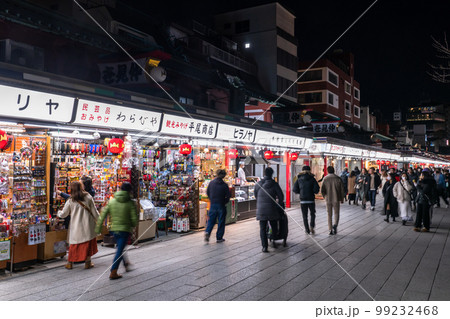 《東京都》夜の浅草・賑わう仲見世商店街 99232468