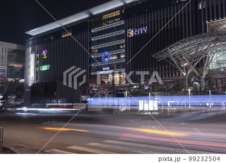 ライトアップされた夜の博多駅と駅前を走る車の光跡|夜景イメージ|福岡県福岡市博多 ライトアップされた夜の博多駅と駅前を走る車の光跡|夜景イメージ|福岡県福岡市博多 99232504