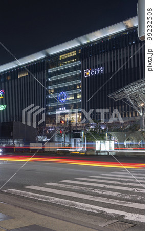 ライトアップされた夜の博多駅と駅前を走る車の光跡｜夜景イメージ｜福岡県福岡市博多 99232508