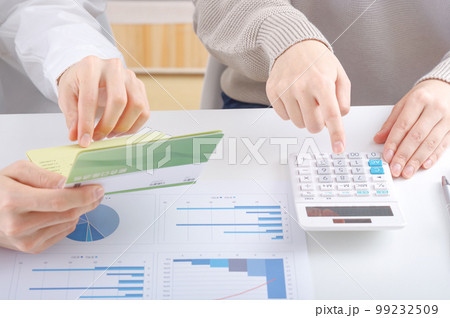 家庭のことについて話し合いをする若い夫婦 99232509