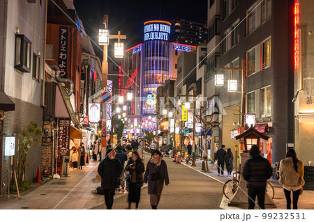 《東京都》夜の浅草・賑わう歓楽街 《東京都》夜の浅草・賑わう歓楽街 99232531