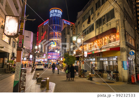《東京都》夜の浅草・賑わう歓楽街 《東京都》夜の浅草・賑わう歓楽街 99232533