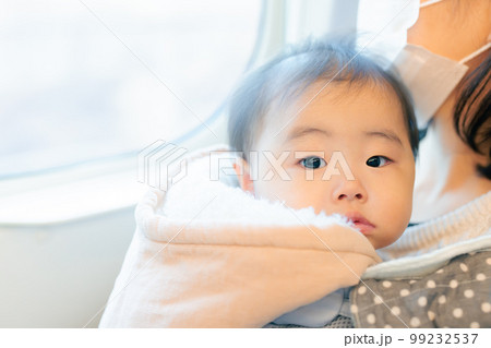 赤ちゃん連れで公共交通機関での移動 赤ちゃん連れで公共交通機関での移動 99232537