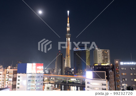 《東京都》夜の浅草・スカイツリーをのぞむ繁華街 《東京都》夜の浅草・スカイツリーをのぞむ繁華街 99232720