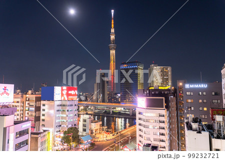《東京都》夜の浅草・スカイツリーをのぞむ繁華街 99232721
