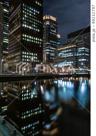 皇居のお濠から日比谷通りのビジネス街の風景 皇居のお濠から日比谷通りのビジネス街の風景 99232797