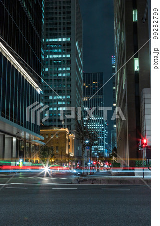 日比谷通りから丸の内ビジネスの夜景 日比谷通りから丸の内ビジネスの夜景 99232799