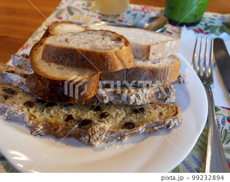 お皿に盛られた朝食のパン 99232894