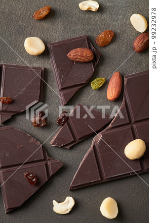 割れた板チョコとナッツ類 99232978
