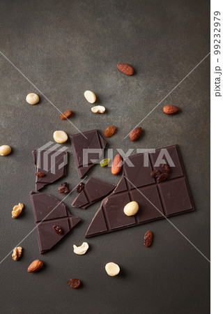 割れた板チョコとナッツ類 割れた板チョコとナッツ類 99232979