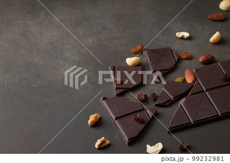 割れた板チョコとナッツ類 99232981