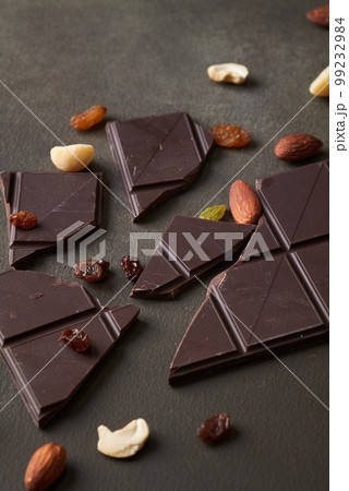 割れた板チョコとナッツ類 99232984