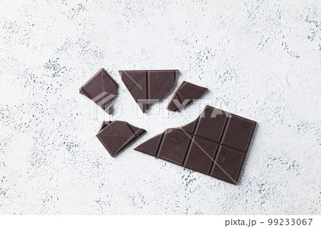 割れたチョコレート 99233067