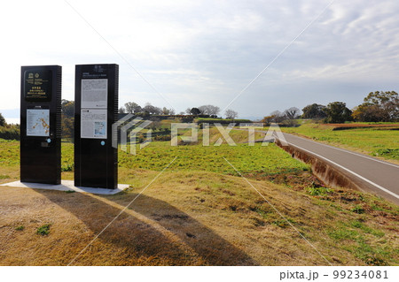 原城址の石垣、土塁遺構と世界遺産の案内碑 原城址の石垣、土塁遺構と世界遺産の案内碑 99234081