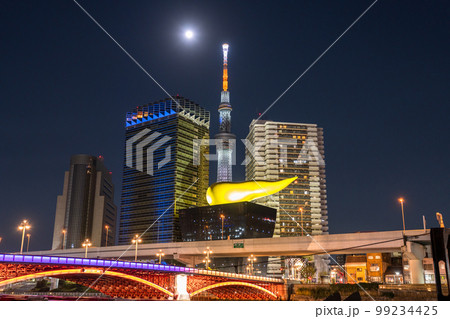《東京都》スカイツリーと隅田川の夜景・夜の浅草 99234425