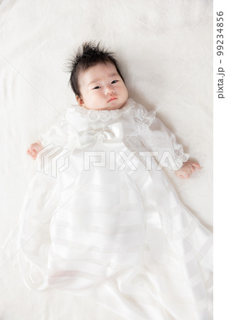 ベビードレスを着た生後2ヶ月の赤ちゃん 99234856