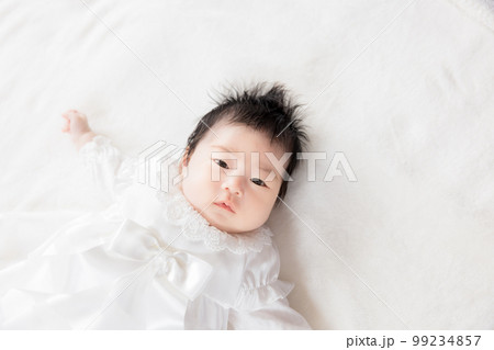 ベビードレスを着た生後2ヶ月の赤ちゃん 99234857