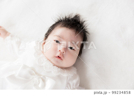 ベビードレスを着た生後2ヶ月の赤ちゃん ベビードレスを着た生後2ヶ月の赤ちゃん 99234858