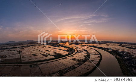 田園地帯の夕暮れ 99234969