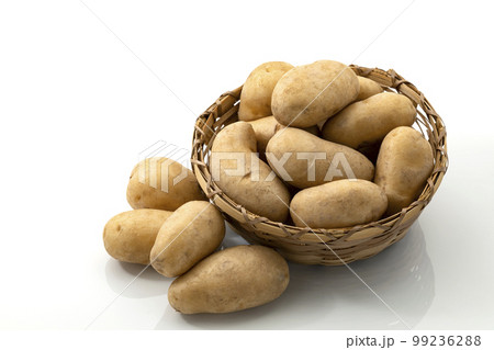 かごに入れたじゃがいも_メークイン 99236288