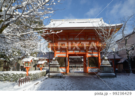 雪の祇園八坂神社 南楼門 京都市東山区 雪の祇園八坂神社 南楼門 京都市東山区 99236429