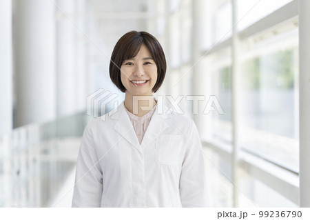 白衣を着た笑顔の若い女性 カメラ目線 ポートレート 白衣を着た笑顔の若い女性 カメラ目線 ポートレート 99236790
