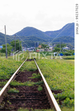 春先の線路「田舎の線路イメージ」 春先の線路「田舎の線路イメージ」 99237029