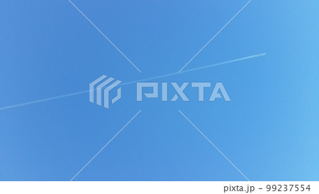 青空にまっすぐな飛行機雲 99237554