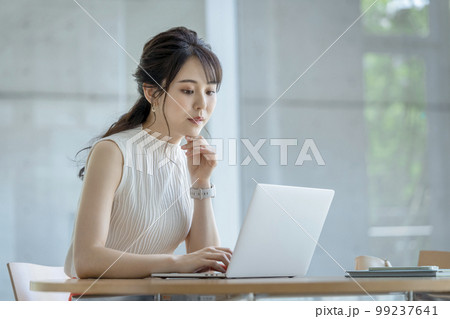 ノートパソコンで作業をする30代のビジネスウーマン　カジュアルビジネスイメージ 99237641